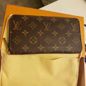 Louis Vuitton monogram zippy wallet